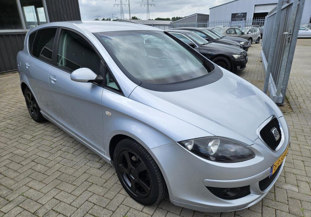 Een Seat Toledo op het terrein van Autobedrijf Adonis